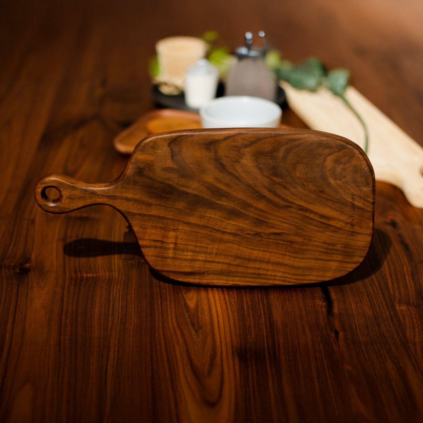 Leo Serving Board with Handle 39cm