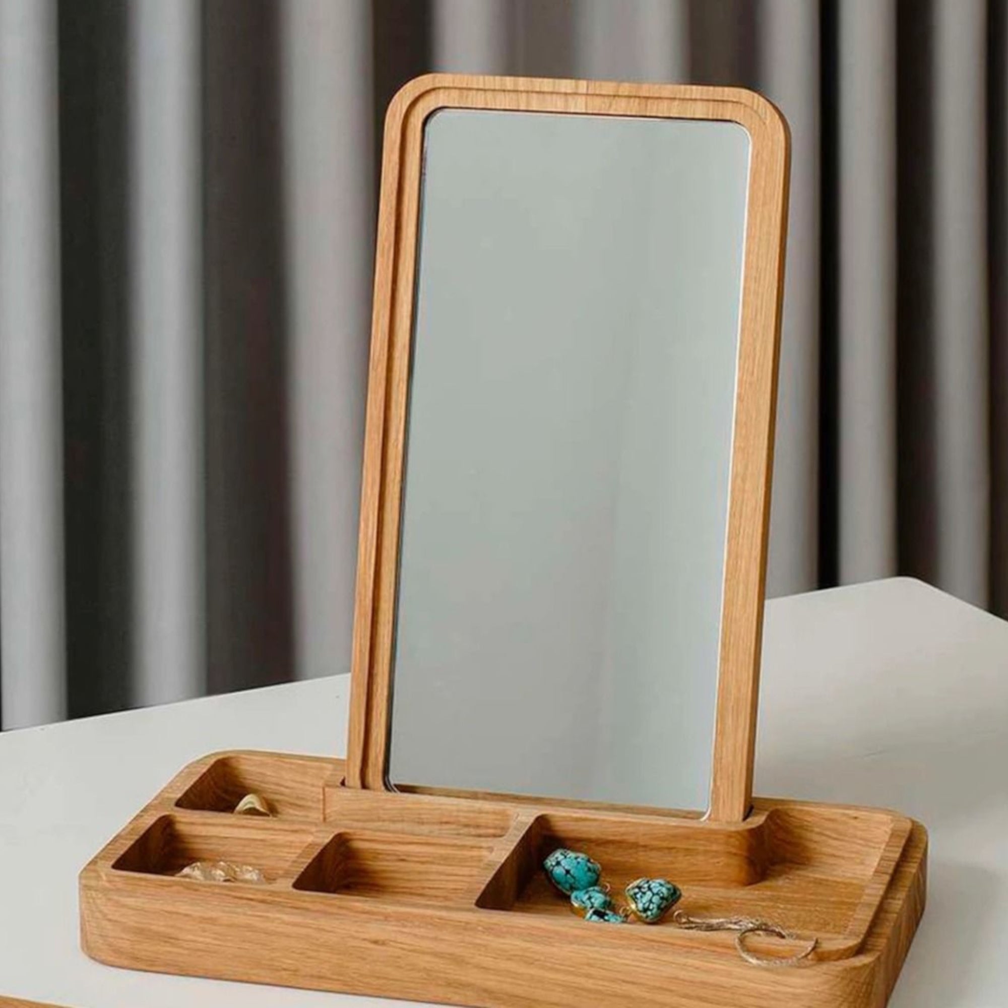 Mirror Box Lifestyle Photo
